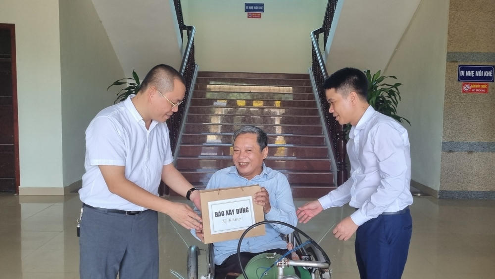 Báo Xây dựng trao quà tặng người có công với cách mạng tại thành phố Vinh