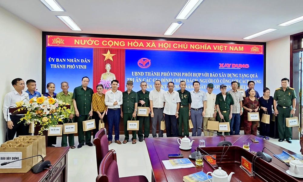 Báo Xây dựng trao quà tặng người có công với cách mạng tại thành phố Vinh
