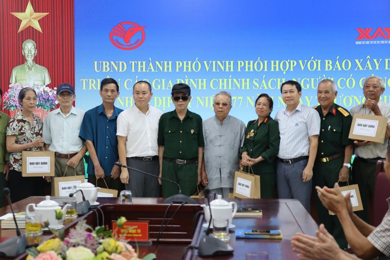 Báo Xây dựng trao quà tặng người có công với cách mạng tại thành phố Vinh