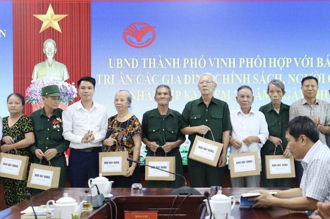 Báo Xây dựng trao quà tặng người có công với cách mạng tại thành phố Vinh