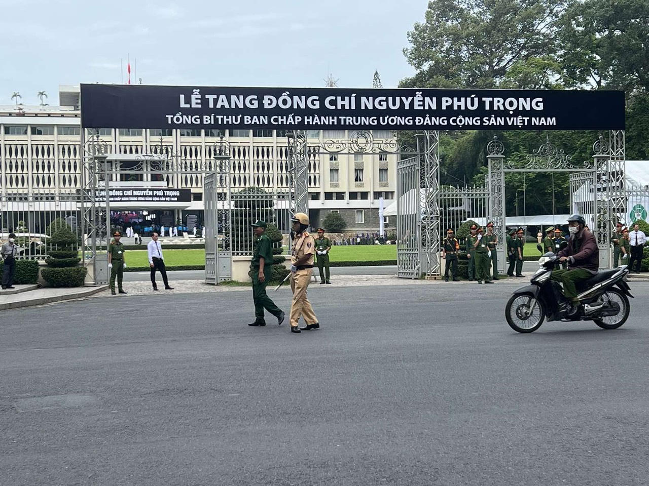 Thành kính, tiếc thương Tổng Bí thư Nguyễn Phú Trọng