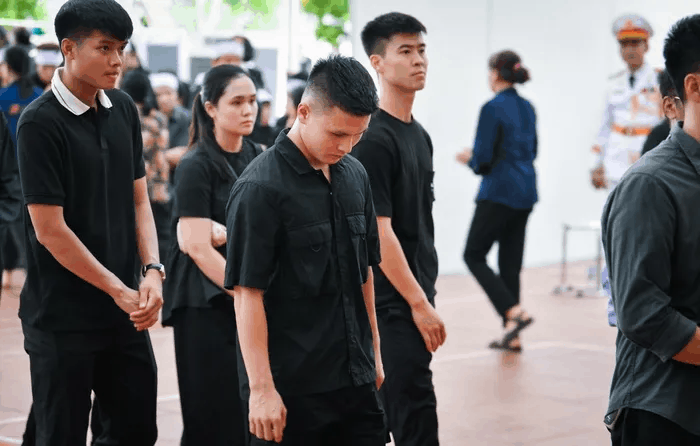 Người dân xếp hàng dài, bật khóc tiếc thương Tổng Bí thư Nguyễn Phú Trọng