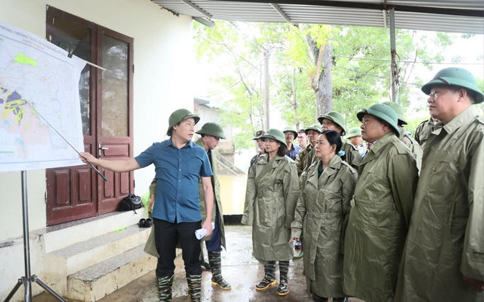 Còn cả nghìn hộ trong vùng lũ, Bí thư Hà Nội yêu cầu tiếp tục sơ tán dân 