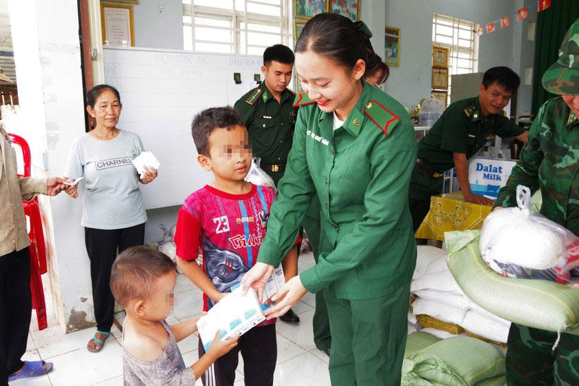BĐBP tỉnh An Giang tặng 120 phần quà cho bà con có hoàn cảnh khó khăn