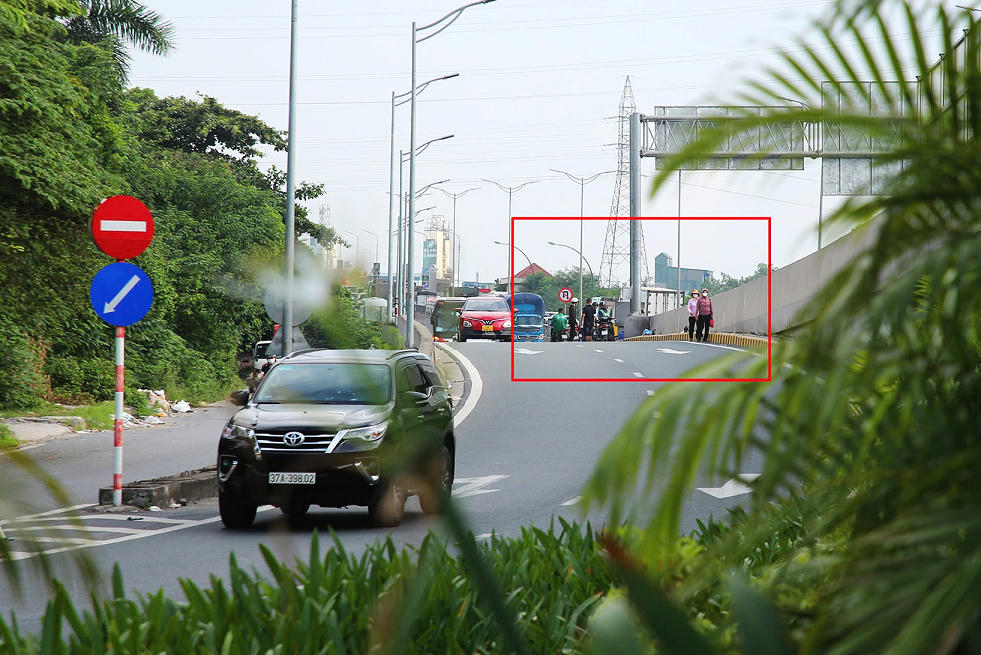 Xử lý nghiêm lái xe vi phạm trên đường dẫn cầu Thăng Long