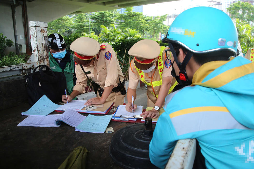 Xử lý nghiêm lái xe vi phạm trên đường dẫn cầu Thăng Long