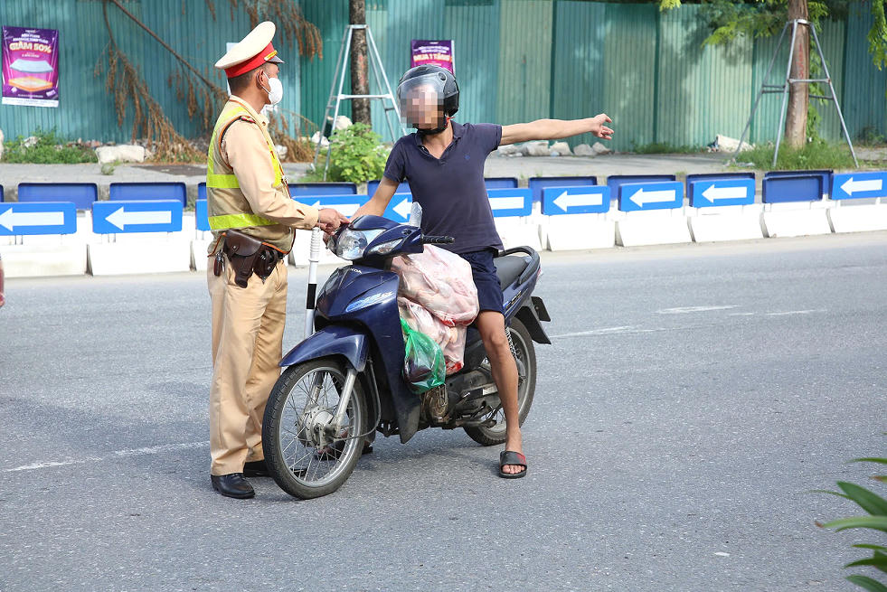 Xử lý nghiêm lái xe vi phạm trên đường dẫn cầu Thăng Long