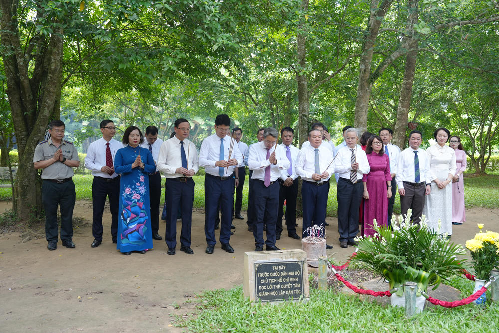  Bộ trưởng Nguyễn Hải Ninh dâng hương tại Khu di tích lịch sử Bộ Tư pháp