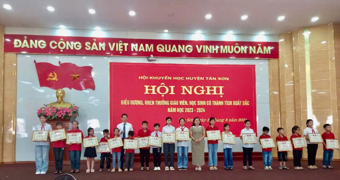 Ấm lòng những suất quà đến với học sinh nghèo vượt khó huyện Tân Sơn