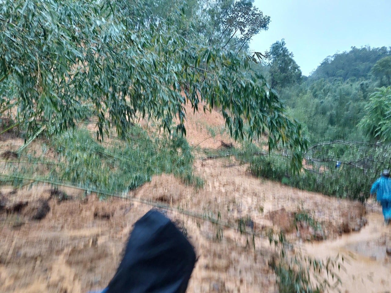 2 ô tô bị cuốn trôi, 4 người chết, một số nạn nhân mất tích