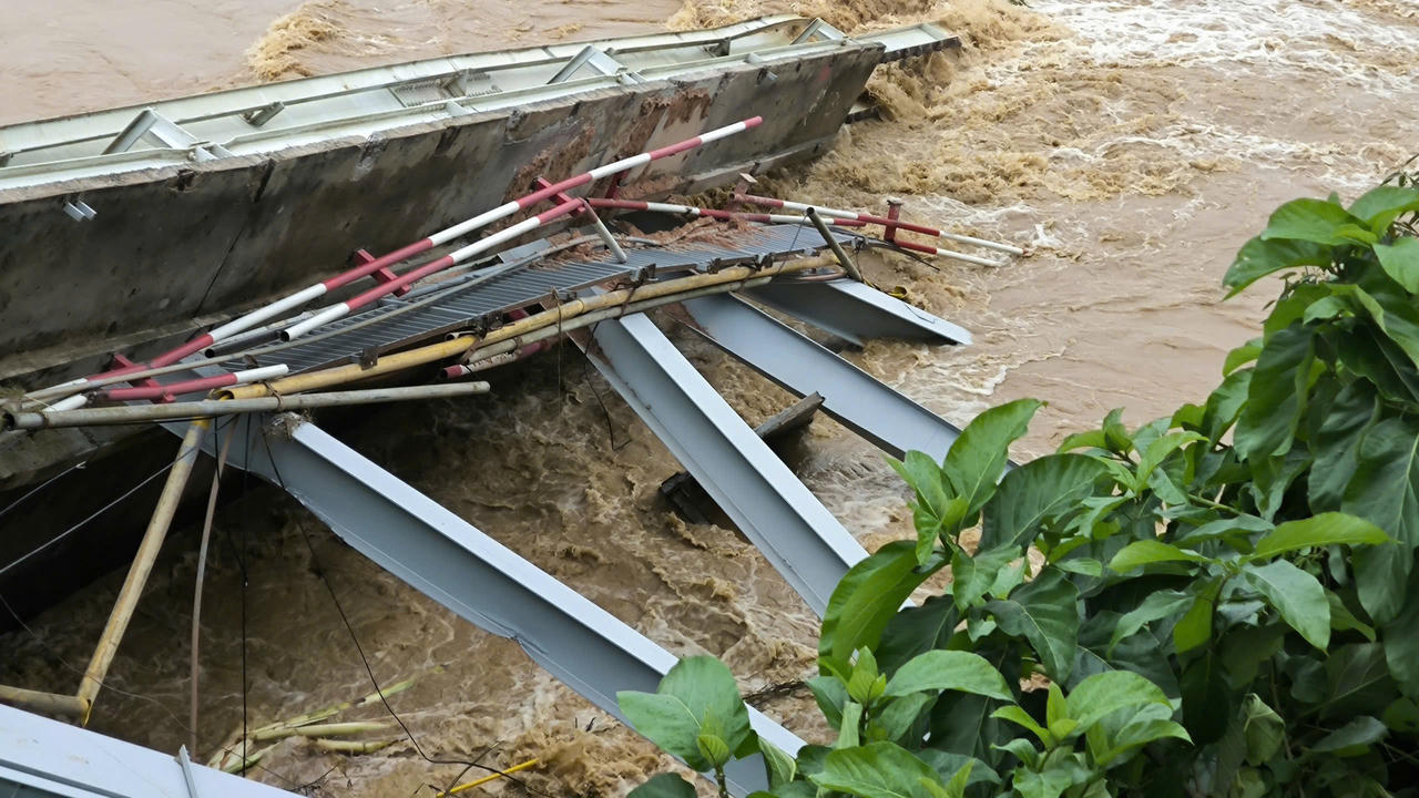 Trực tiếp sự cố sập cầu Phong Châu: Nỗ lực khắc phục hậu quả thiên tai do bão Yagi gây ra