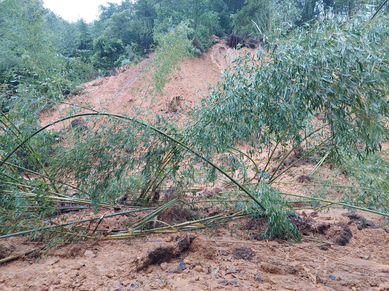 2 ô tô bị cuốn trôi, 4 người chết, một số nạn nhân mất tích