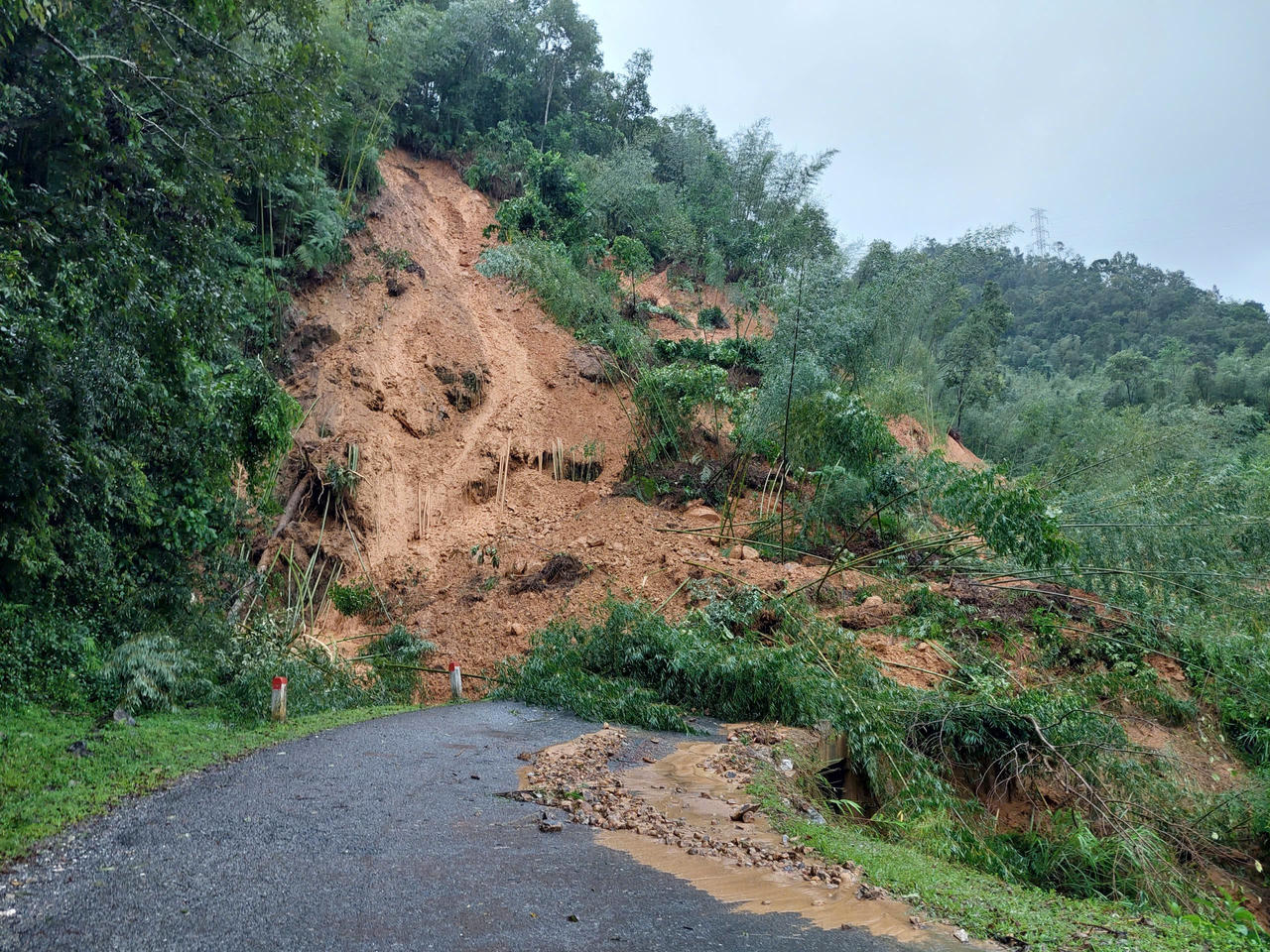 2 ô tô bị cuốn trôi, 4 người chết, một số nạn nhân mất tích