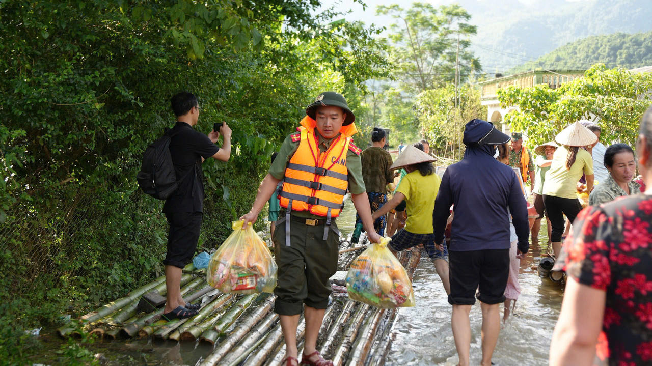 Báo Pháp luật Việt Nam lên Cao Bằng tận tay trao quà hỗ trợ đồng bào ảnh hưởng bão lũ