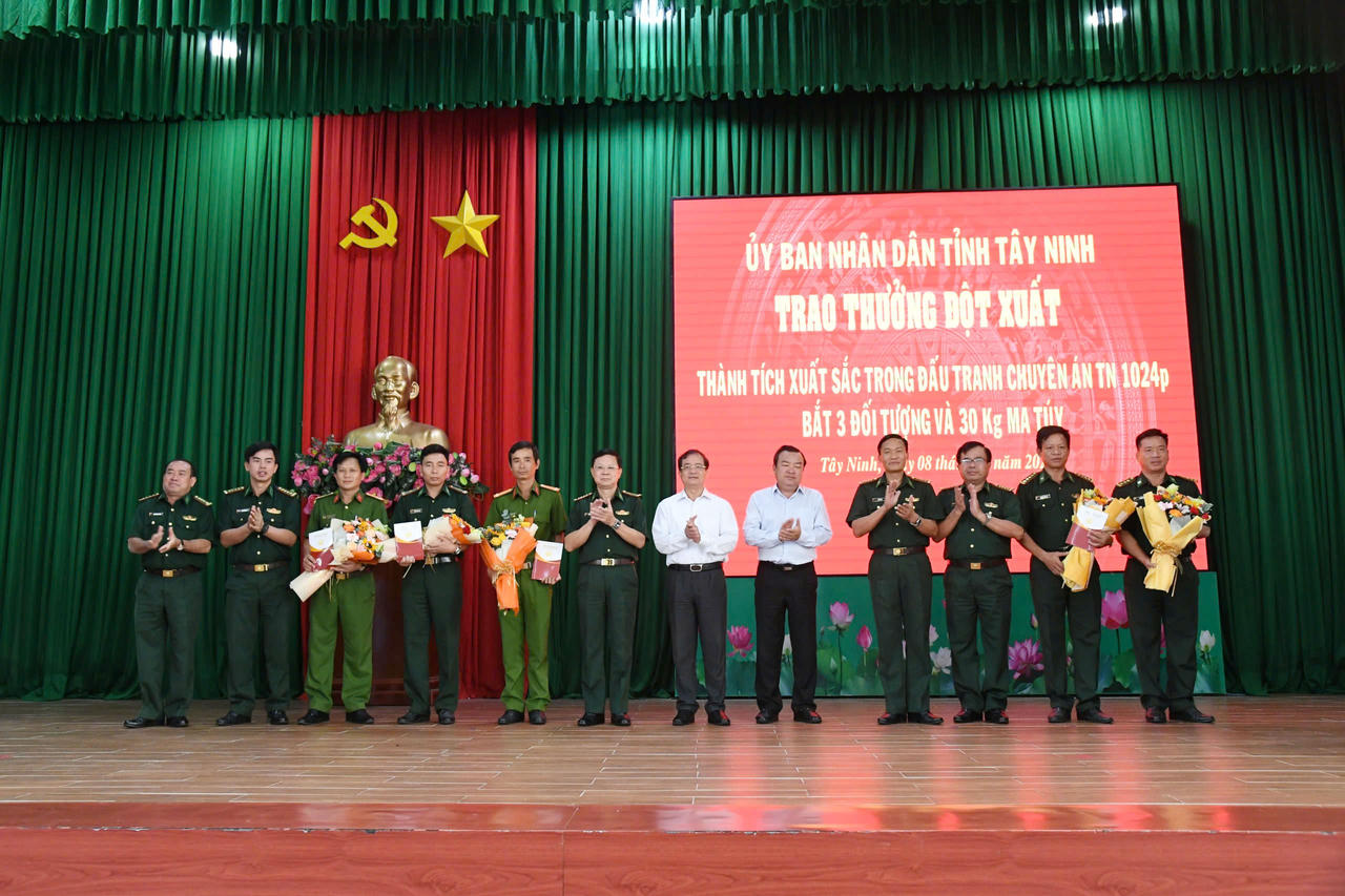 Khen thưởng tập thể, cá nhân có thành tích lớn trong đấu tranh phòng, chống tội phạm ở Tây Ninh, Đồng Nai