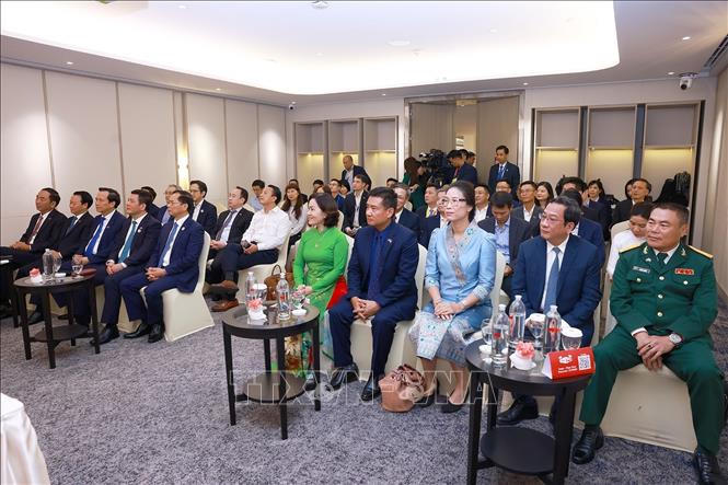 Thủ tướng Phạm Minh Chính làm việc với các cơ quan đại diện Việt Nam tại Lào