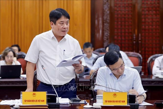 Thủ tướng: Thực hiện tốt các giải pháp đảm bảo cung ứng đủ điện cho sản xuất, tiêu dùng