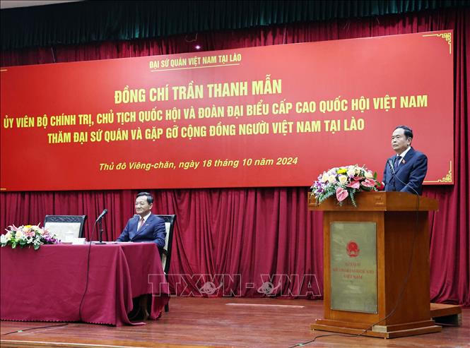 Chủ tịch Quốc hội Trần Thanh Mẫn gặp gỡ đại diện cộng đồng người Việt Nam tại Lào