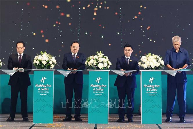 Chủ tịch Quốc hội Trần Thanh Mẫn gặp gỡ đại diện cộng đồng người Việt Nam tại Lào