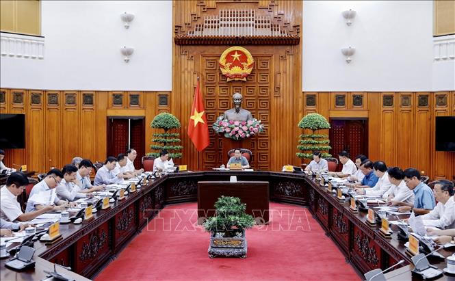 Thủ tướng: Thực hiện tốt các giải pháp đảm bảo cung ứng đủ điện cho sản xuất, tiêu dùng