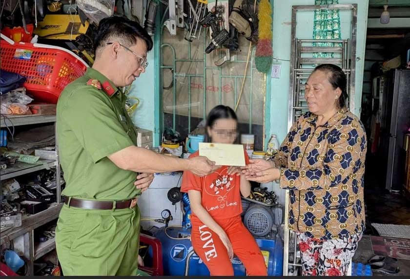 Công an tỉnh An Giang thăm và tặng quà cho gia đình và con của phạm nhân