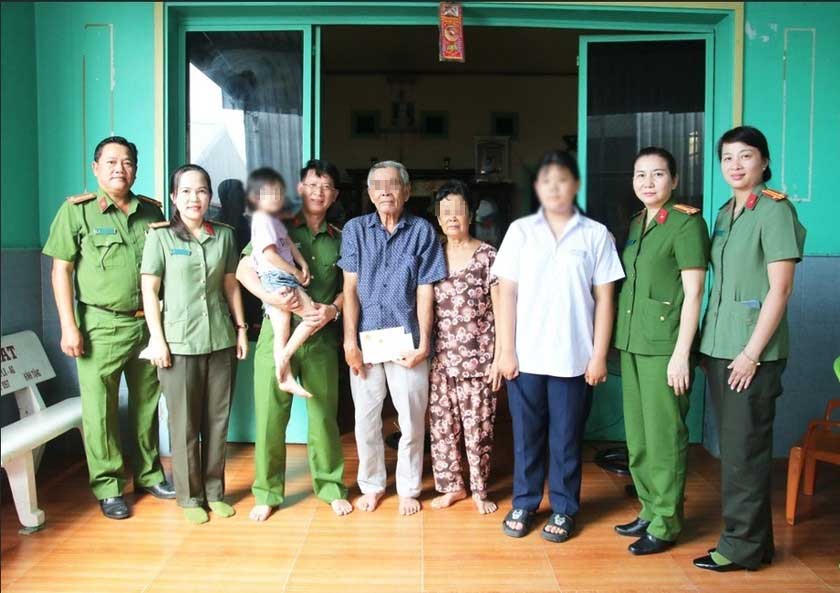 Công an tỉnh An Giang thăm và tặng quà cho gia đình và con của phạm nhân