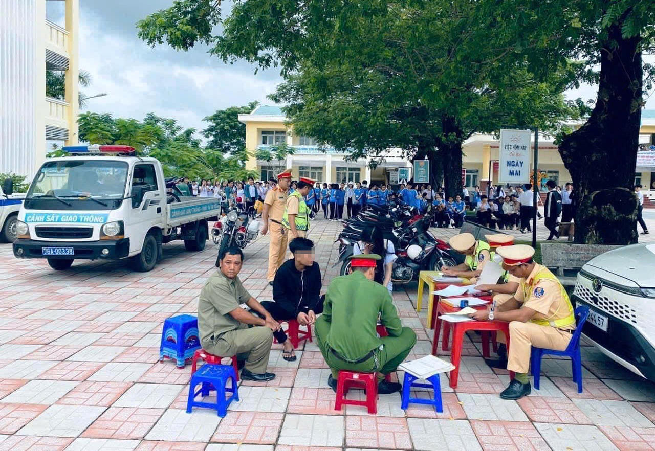 Ghi hình, xử lý học sinh chạy xe máy trên 50 phân khối ở Quảng Ngãi