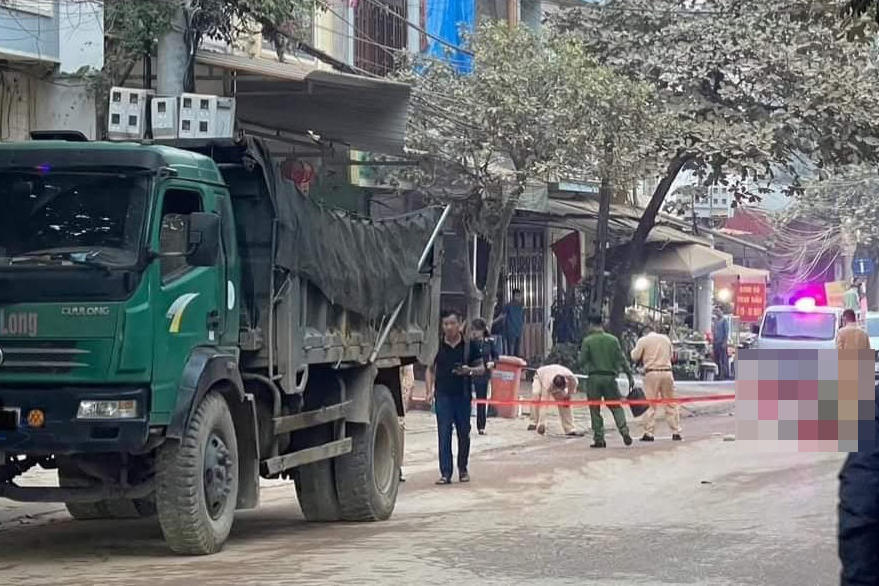 Bất ngờ ngã xuống đường, người đàn ông bị xe chở đất cán tử vong