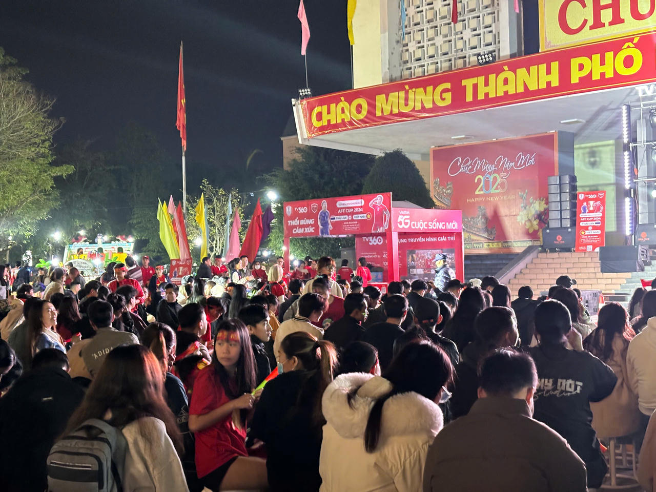 Tưng bừng cờ đỏ sao vàng chờ tin chiến thắng của ĐT Việt Nam 