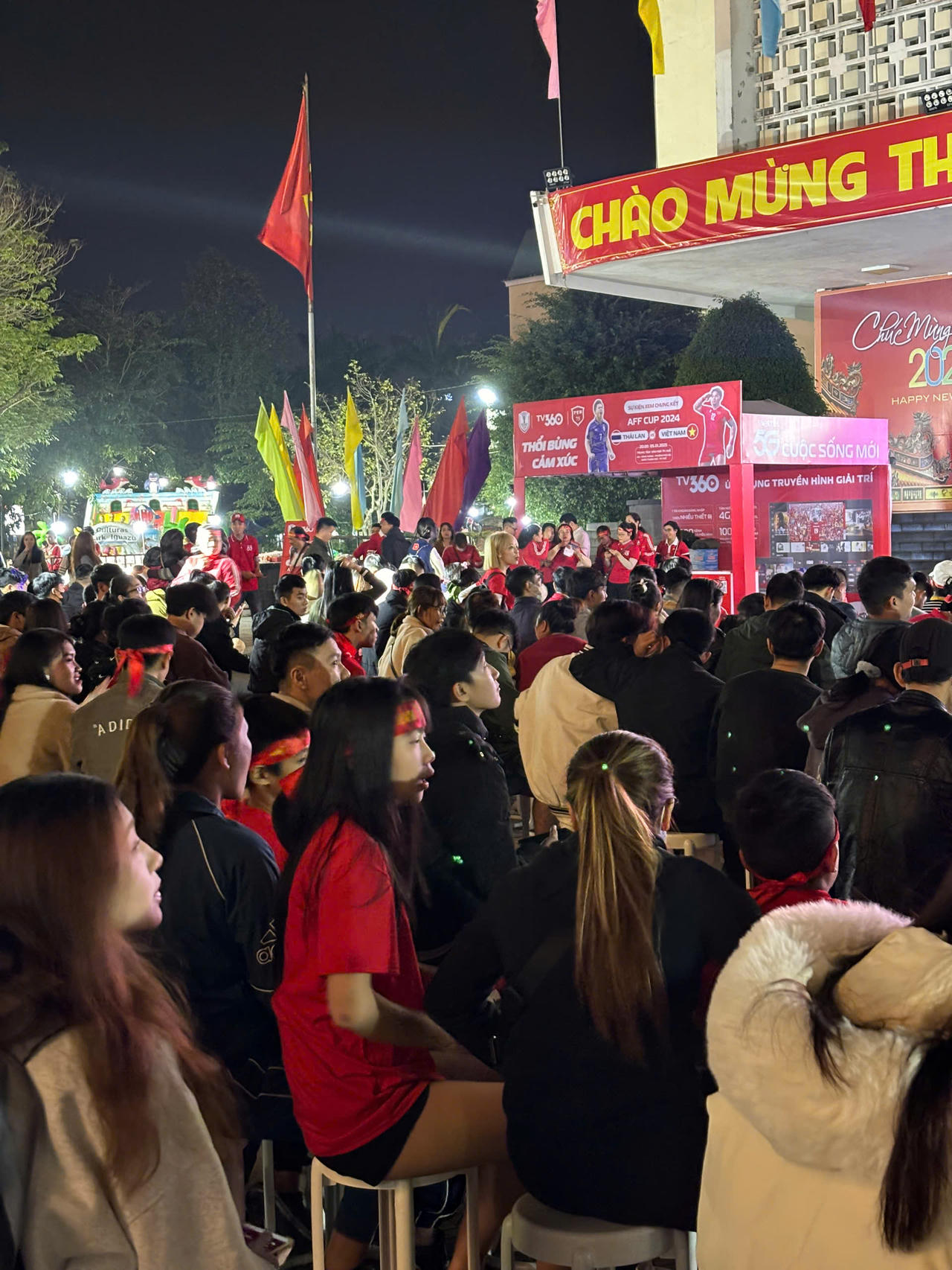 Tưng bừng cờ đỏ sao vàng chờ tin chiến thắng của ĐT Việt Nam 