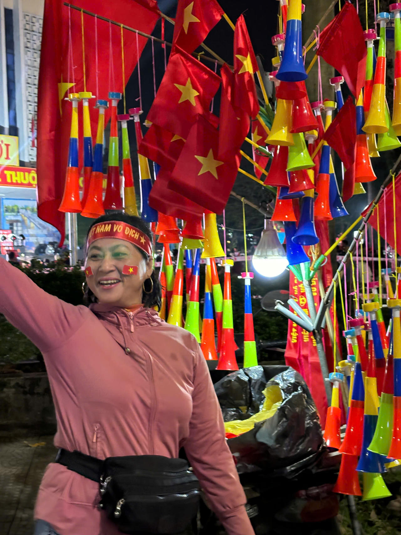 Tưng bừng cờ đỏ sao vàng chờ tin chiến thắng của ĐT Việt Nam 