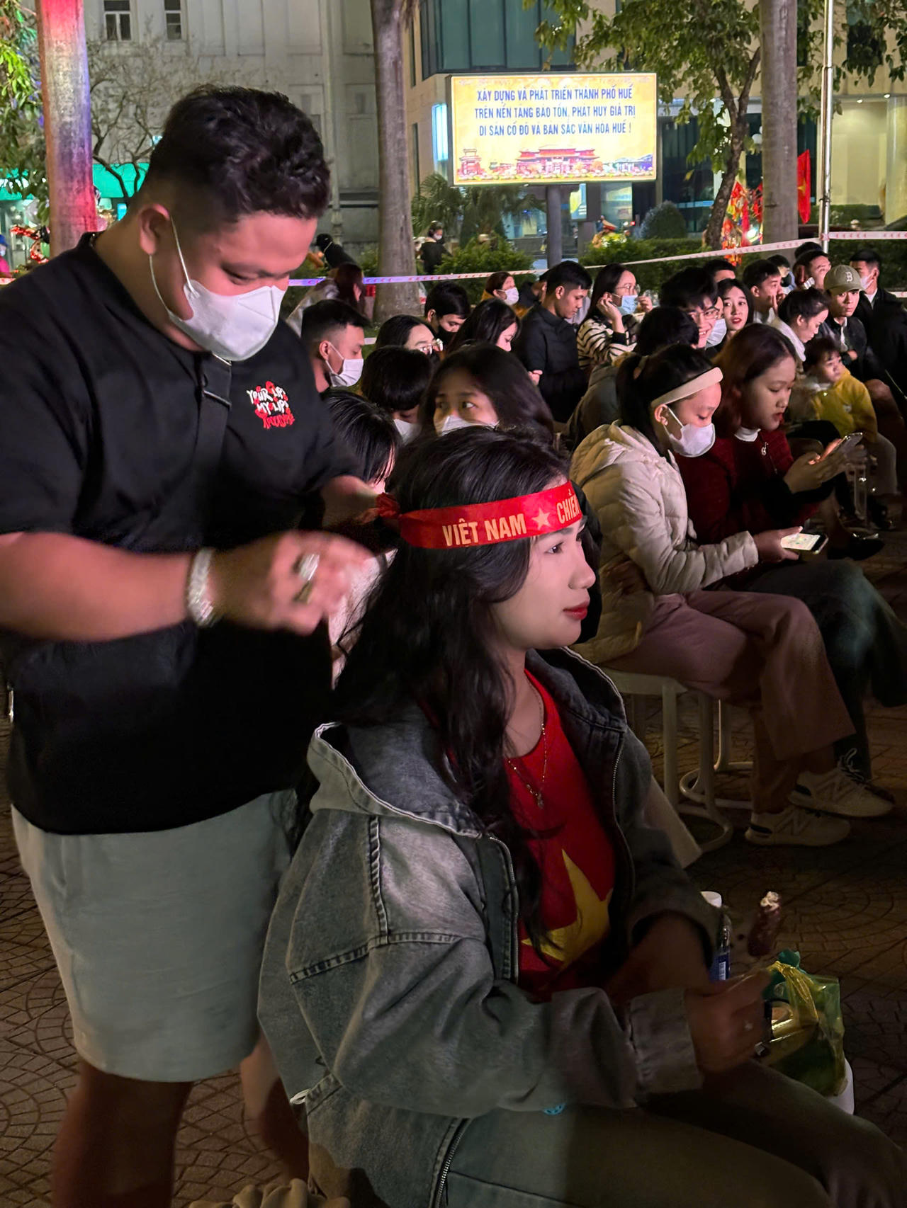 Tưng bừng cờ đỏ sao vàng chờ tin chiến thắng của ĐT Việt Nam 