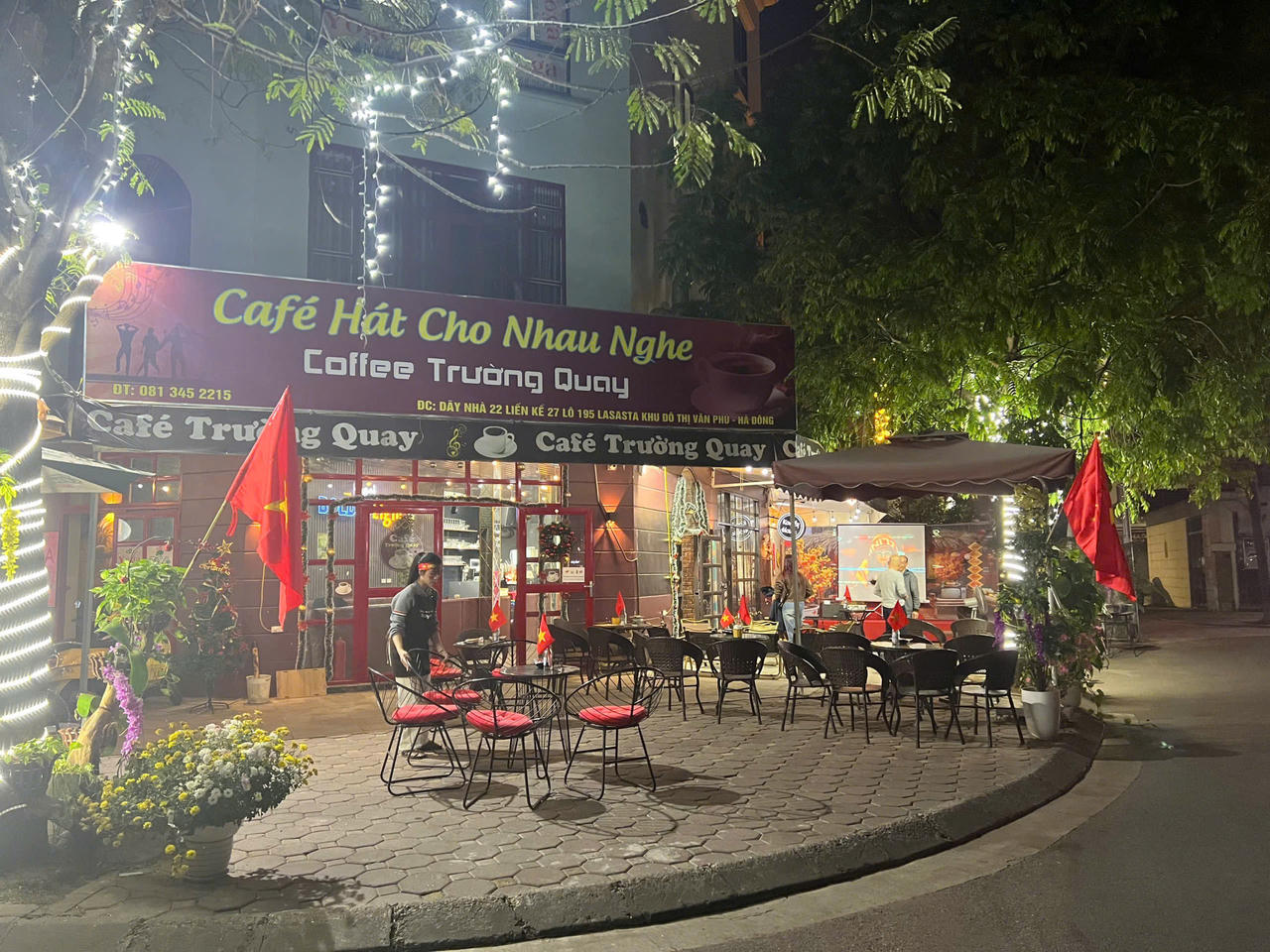 Tưng bừng cờ đỏ sao vàng chờ tin chiến thắng của ĐT Việt Nam 