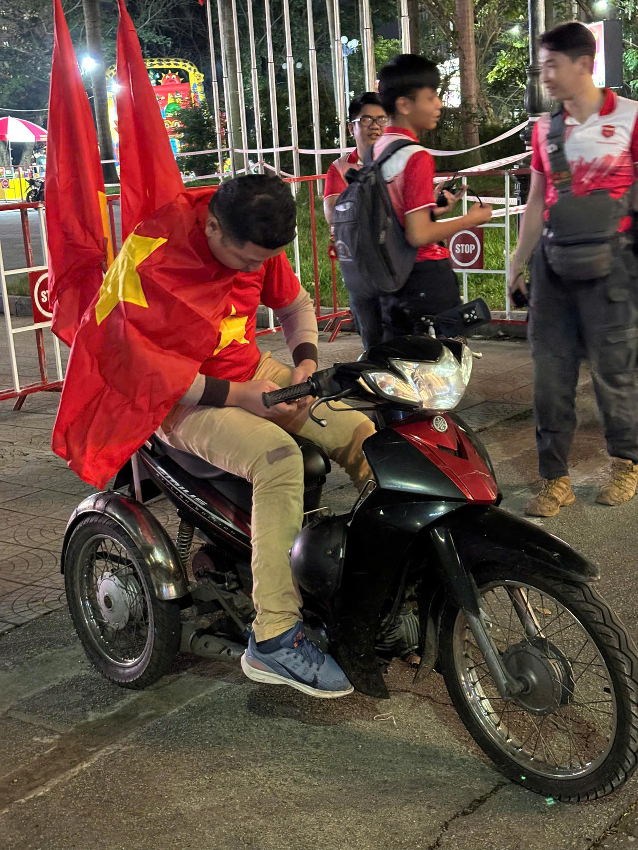 Tưng bừng cờ đỏ sao vàng chờ tin chiến thắng của ĐT Việt Nam 