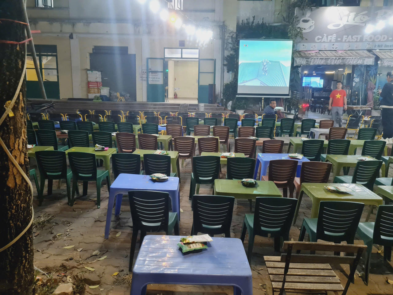 Tưng bừng cờ đỏ sao vàng chờ tin chiến thắng của ĐT Việt Nam 