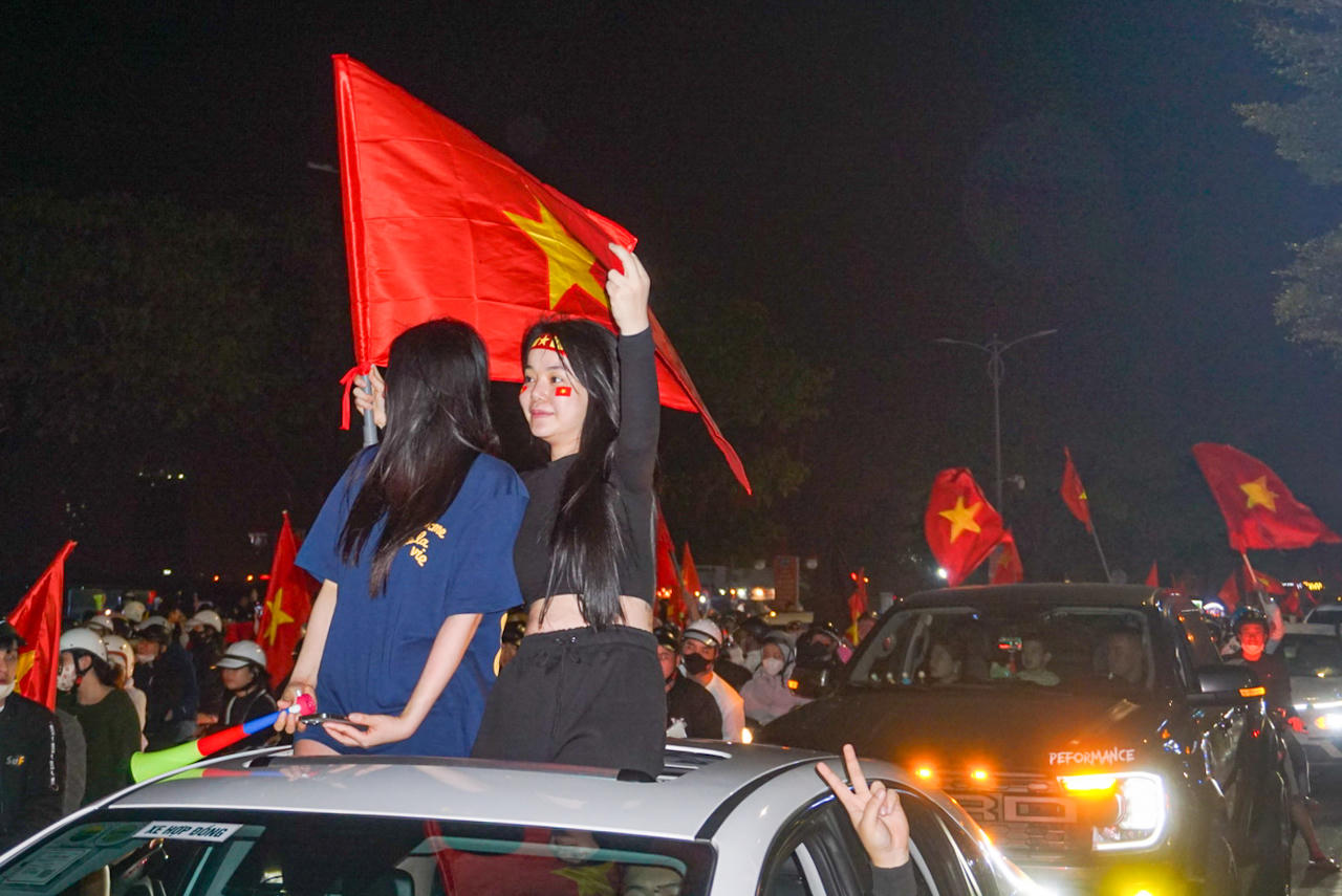 Đêm không ngủ trên mọi nẻo đường Tổ quốc mừng ĐT Việt Nam vô địch