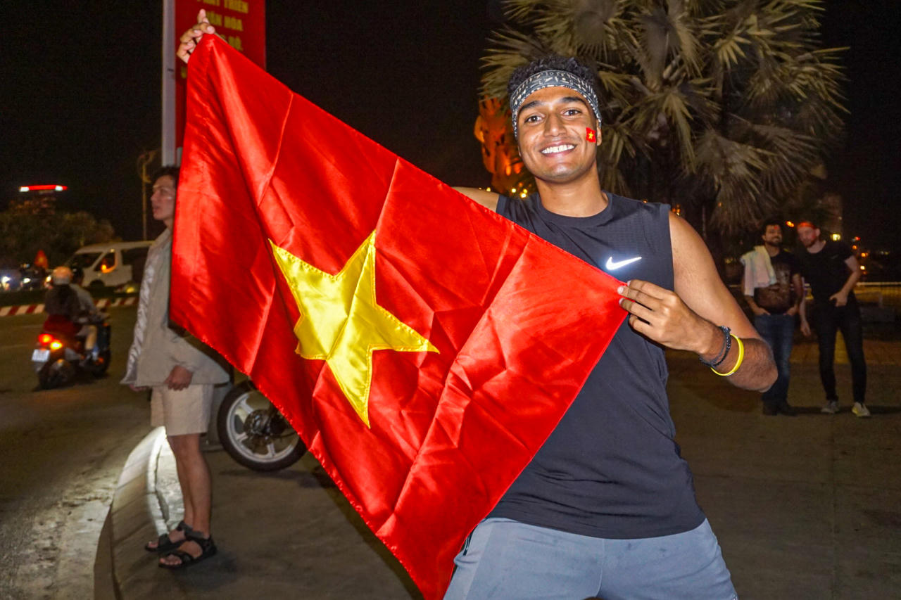 Đêm không ngủ trên mọi nẻo đường Tổ quốc mừng ĐT Việt Nam vô địch