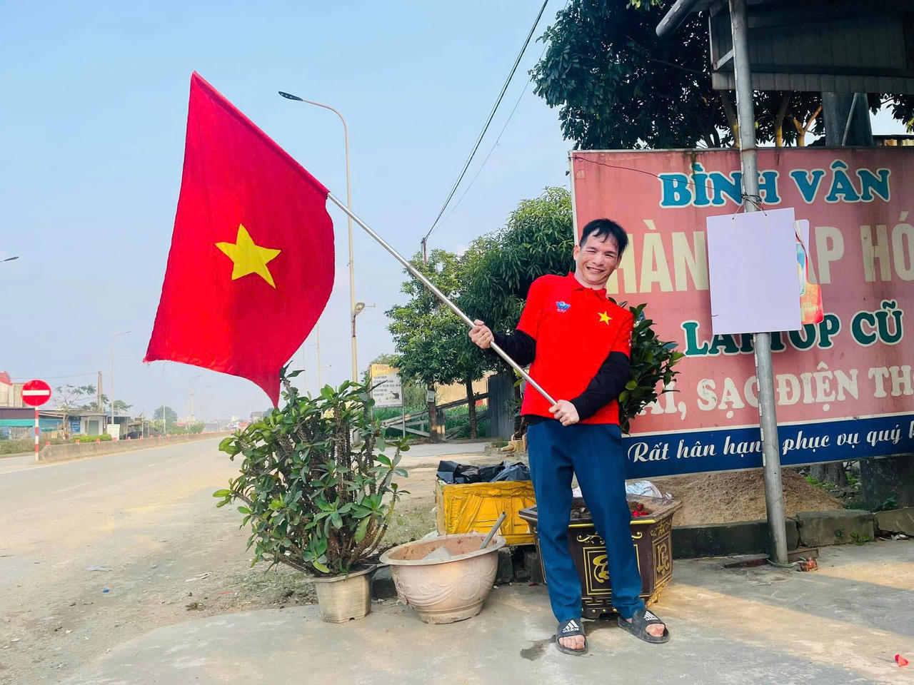 Tưng bừng cờ đỏ sao vàng chờ tin chiến thắng của ĐT Việt Nam 