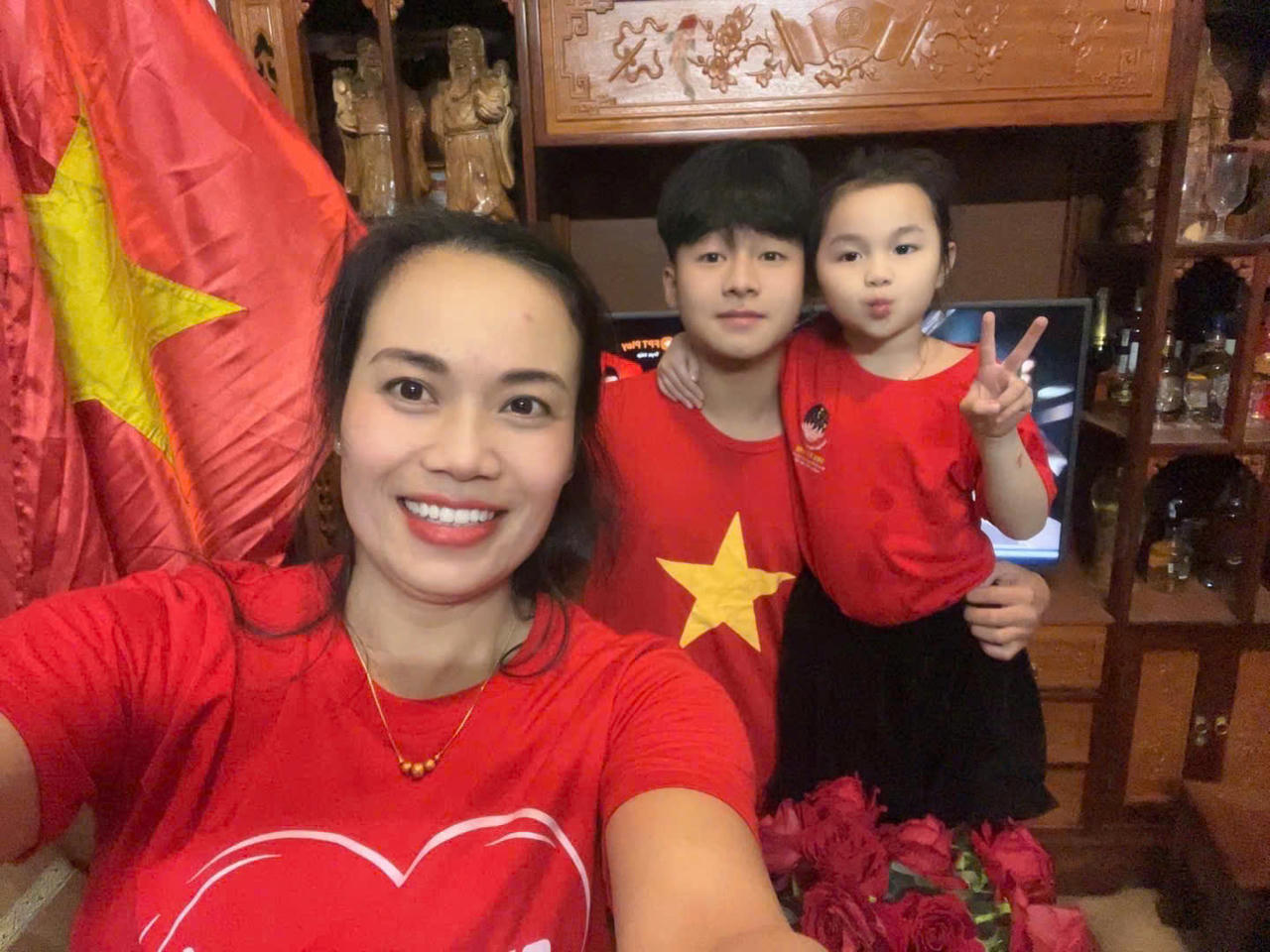 Tưng bừng cờ đỏ sao vàng chờ tin chiến thắng của ĐT Việt Nam 