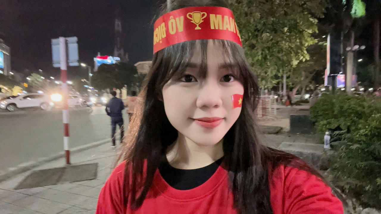 Tưng bừng cờ đỏ sao vàng chờ tin chiến thắng của ĐT Việt Nam 