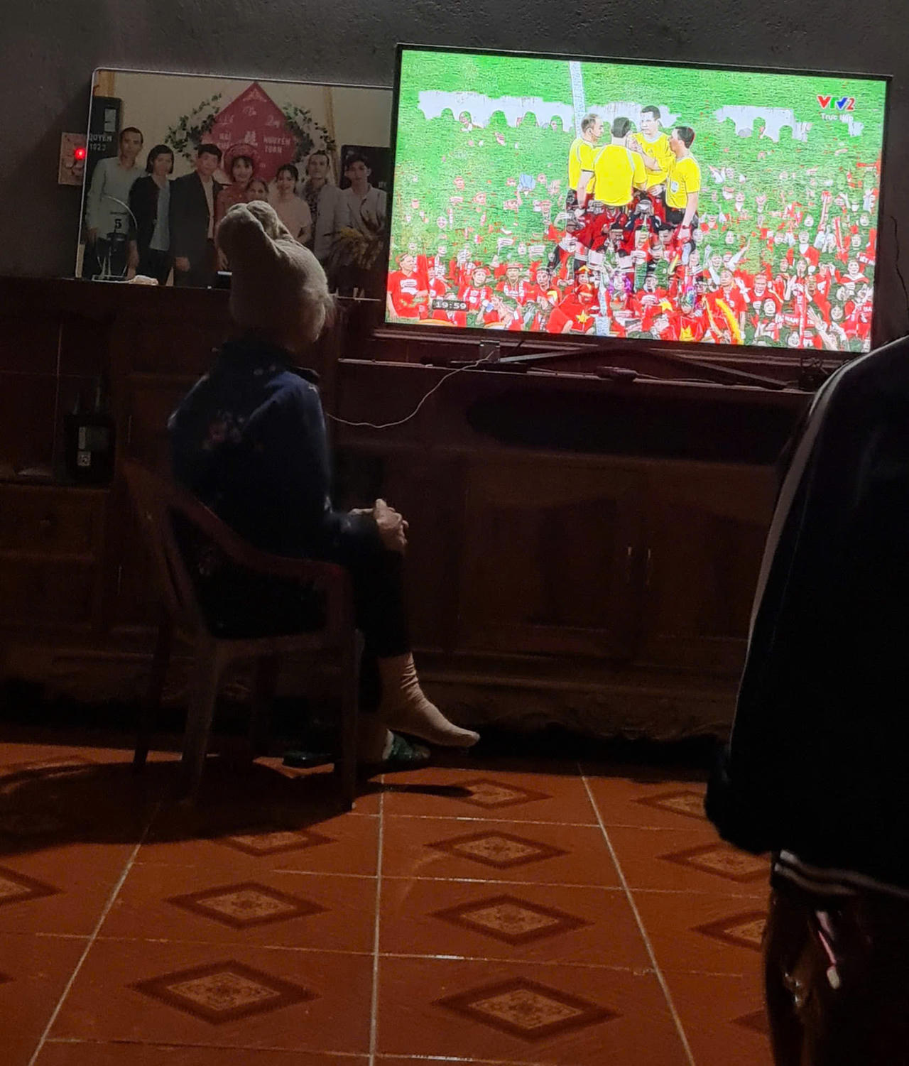 Tưng bừng cờ đỏ sao vàng chờ tin chiến thắng của ĐT Việt Nam 