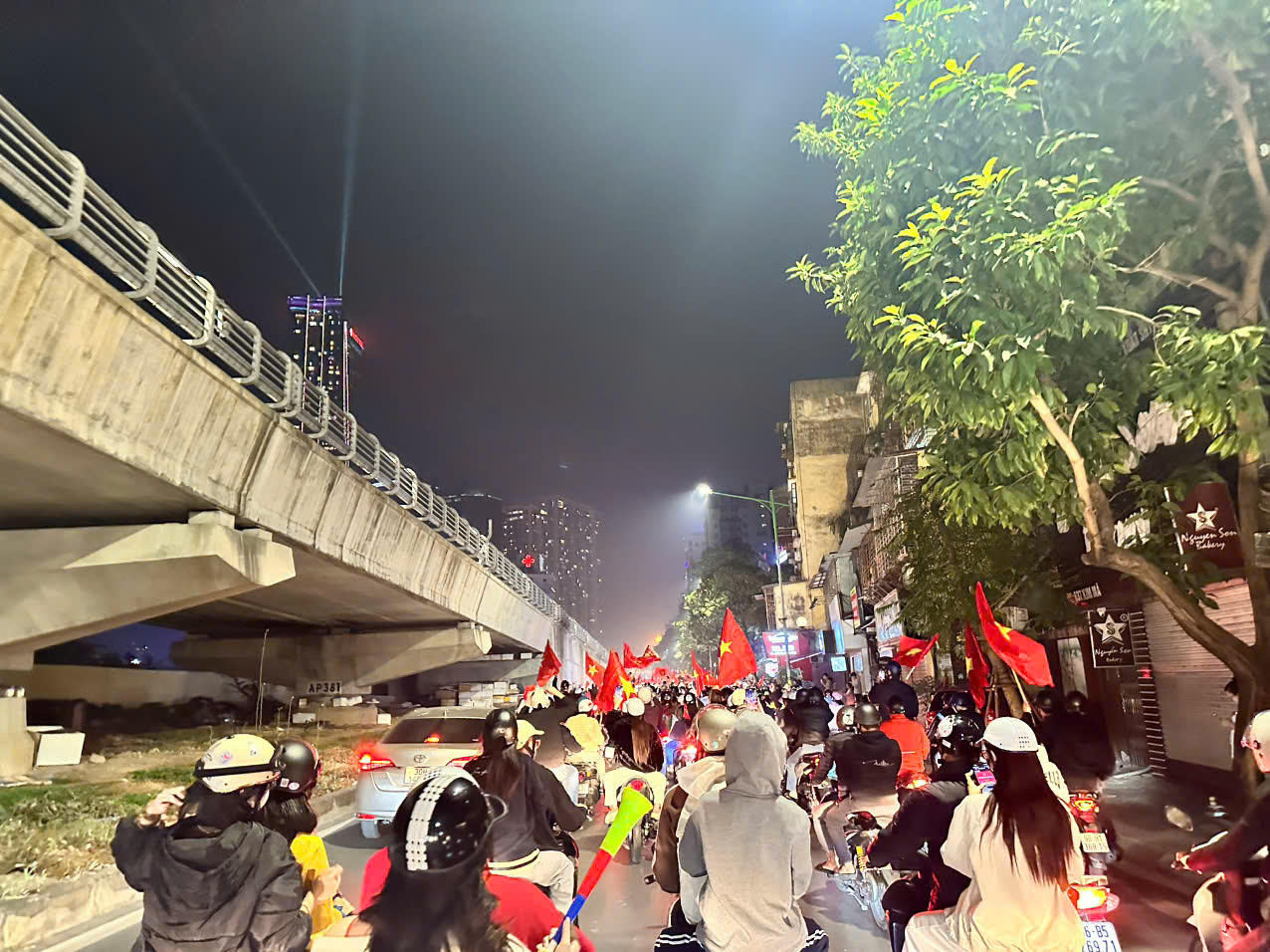 Đêm không ngủ trên mọi nẻo đường Tổ quốc mừng ĐT Việt Nam vô địch