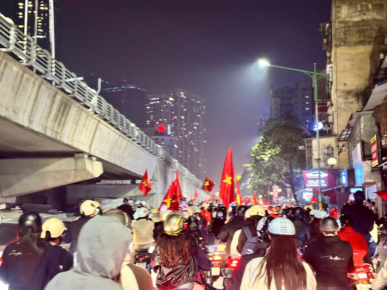 Đêm không ngủ trên mọi nẻo đường Tổ quốc mừng ĐT Việt Nam vô địch