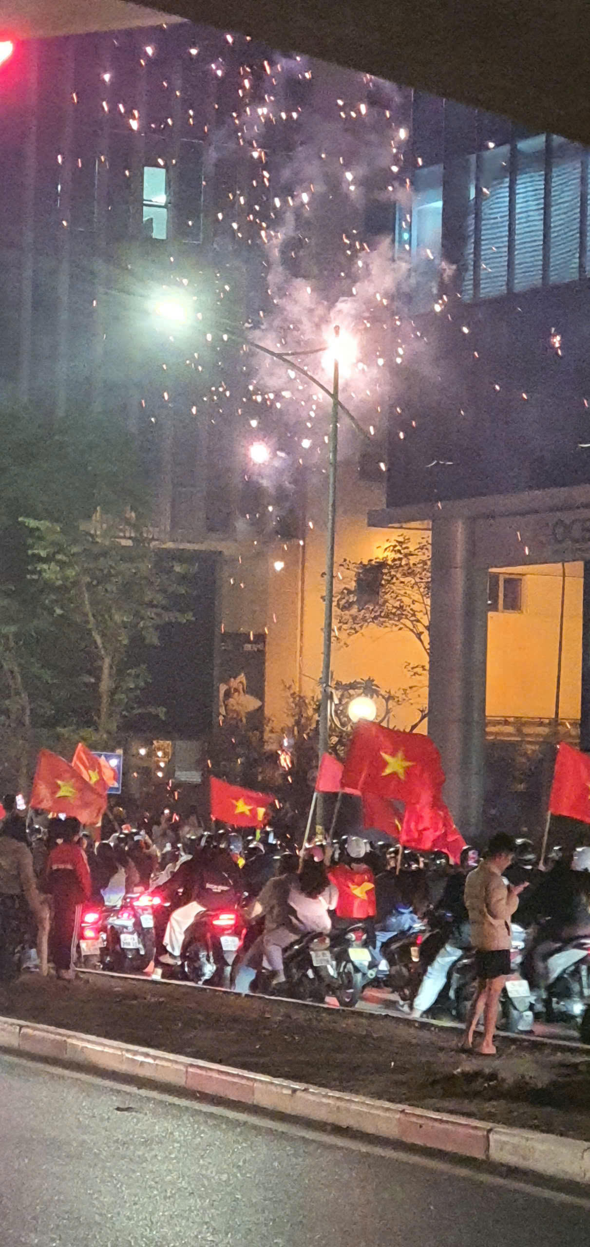 Đêm không ngủ trên mọi nẻo đường Tổ quốc mừng ĐT Việt Nam vô địch