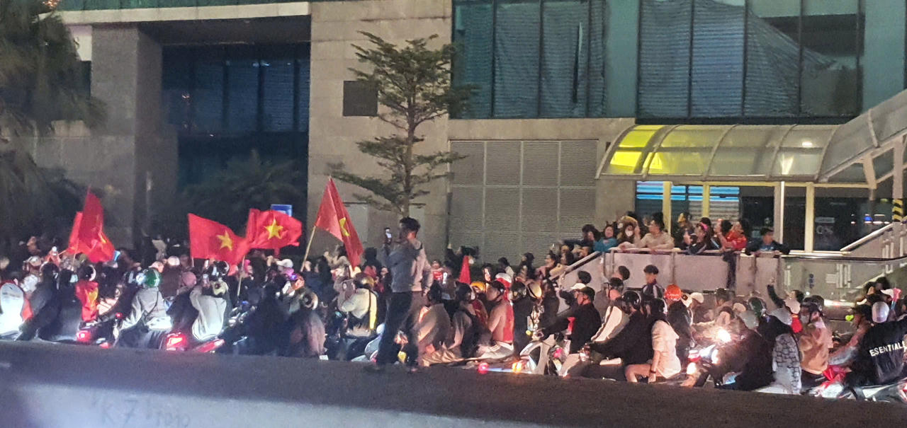 Đêm không ngủ trên mọi nẻo đường Tổ quốc mừng ĐT Việt Nam vô địch