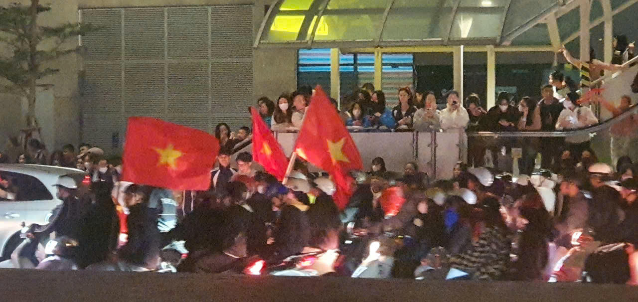 Đêm không ngủ trên mọi nẻo đường Tổ quốc mừng ĐT Việt Nam vô địch