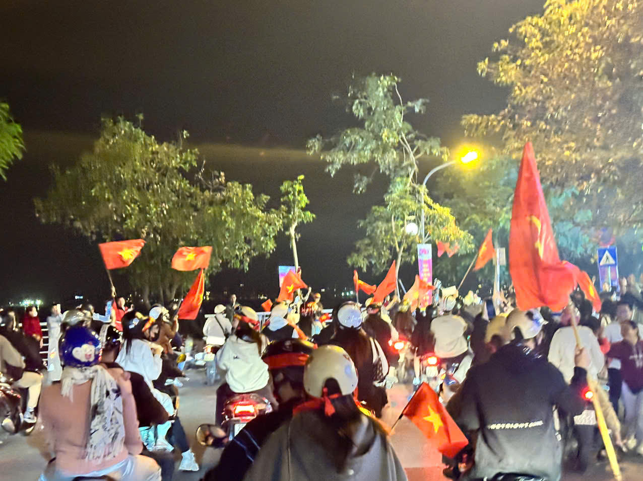 Đêm không ngủ trên mọi nẻo đường Tổ quốc mừng ĐT Việt Nam vô địch
