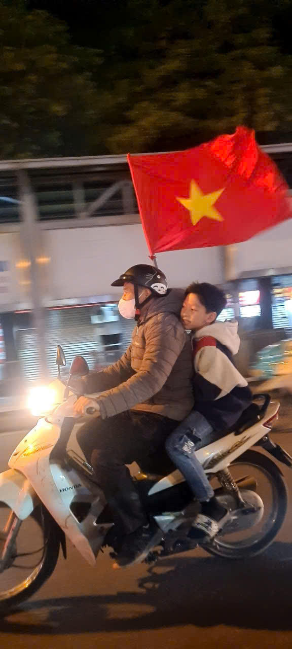 Đêm không ngủ trên mọi nẻo đường Tổ quốc mừng ĐT Việt Nam vô địch
