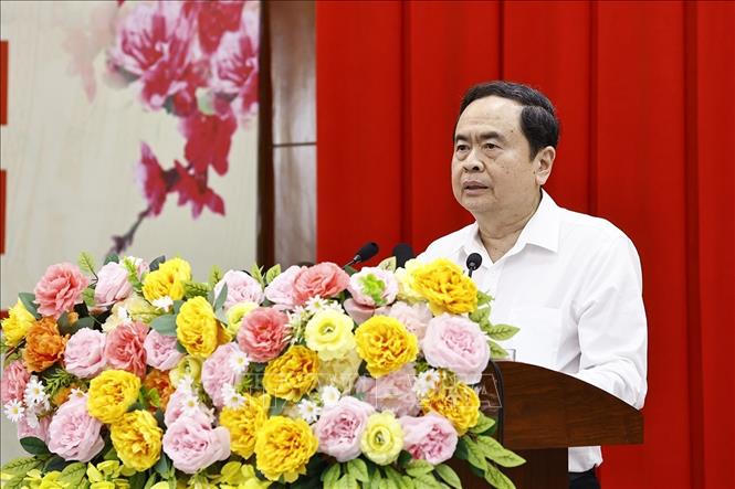 Chủ tịch Quốc hội tặng quà Tết cho hộ nghèo, công nhân có hoàn cảnh khó khăn tỉnh Trà Vinh