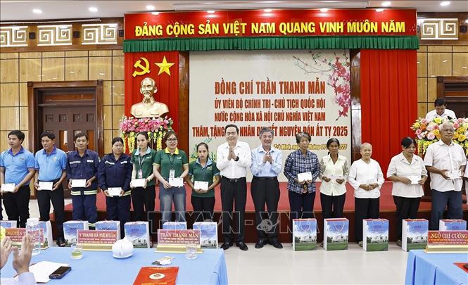 Chủ tịch Quốc hội tặng quà Tết cho hộ nghèo, công nhân có hoàn cảnh khó khăn tỉnh Trà Vinh